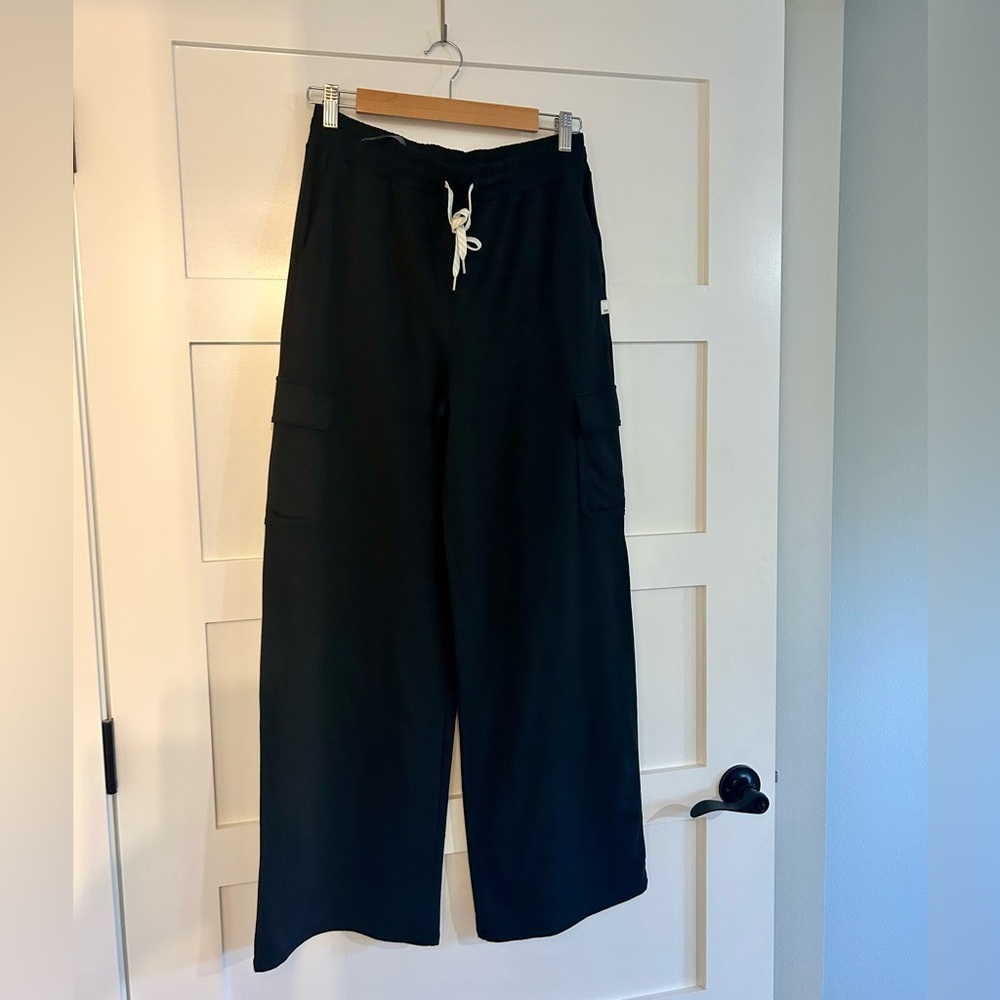 Vuori Wide Leg Cargo pants. Size Medium,
